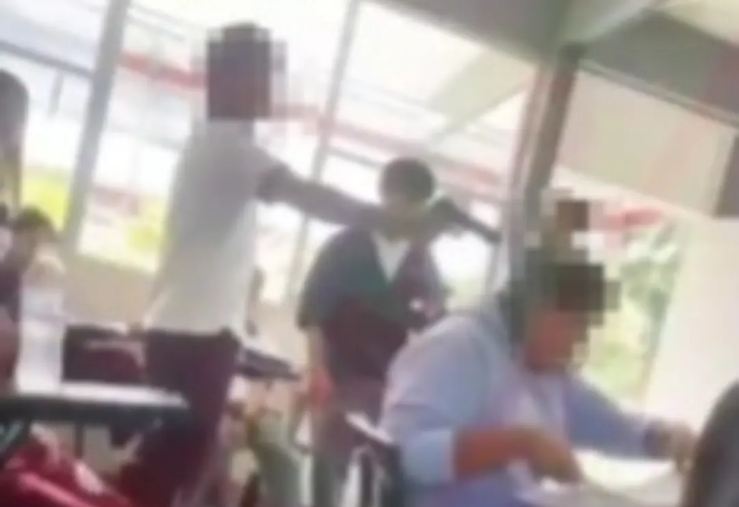 Captan a alumno apuntando con pistola a su compañera en Córdoba