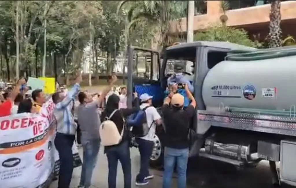 Tensión en Xalapa por pipa de agua que intentó pasar entre manifestantes